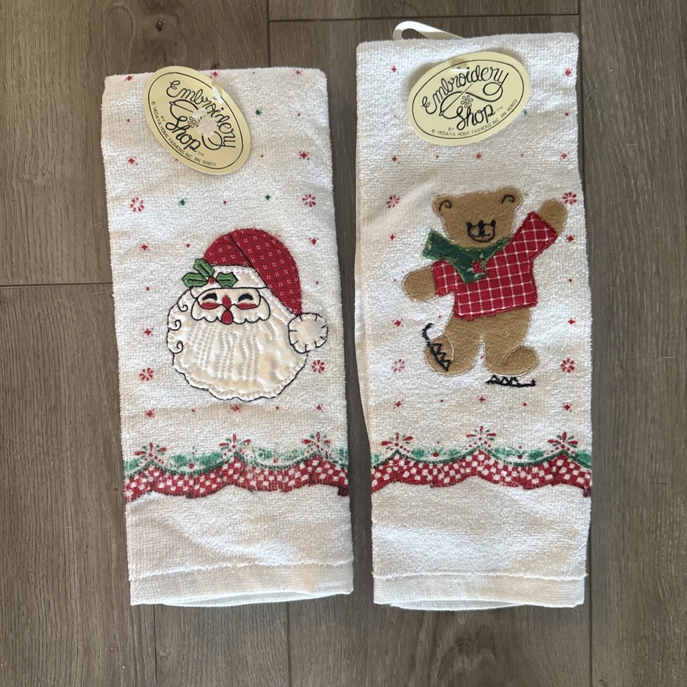 NEW Vintage 2 Pack Christmas Hand Towels Embroidery Shop Santa Bear